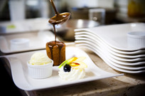 Dessert wird mit Schokosauce verfeinert, dazu Eis und Obstdeko in der Hoftaverne Ziegelböck in Vorchdorf