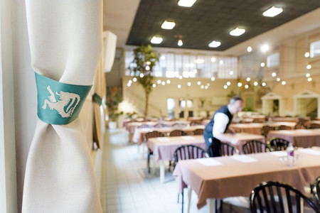 Arbeiten in der Hoftaverne Ziegelböck – Vorbereitung im Festsaal Mitarbeiter bereitet den Festsaal der Hoftaverne Ziegelböck für den Service vor