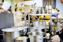 Dampfende Töpfe und laufender Kochbetrieb in der Profiküche der Hoftaverne Ziegelböck in Vorchdorf