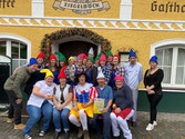 Arbeiten in der Hoftaverne Ziegelböck – Team und Zusammenhalt Team der Hoftaverne Ziegelböck steht gemeinsam vor dem Gasthof und posiert für ein Gruppenfoto