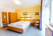 Doppelzimmer Klassik mit TV und Schreibtisch in der Hoftaverne Ziegelböck