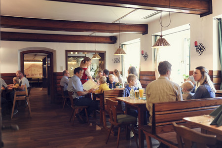 Gäste und Familien bei der Einkehr im Wirtshaus der Hoftaverne in Vorchdorf