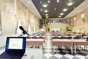 Festsaal vier jahreszeiten in der Hoftaverne Ziegelböck mit Seminarbestuhlung Rednerpult Mikrofon und Tageslicht