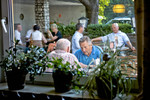 Gäste genießen den sonnigen Gastgarten der Hoftaverne Ziegelboeck in Vorchdorf