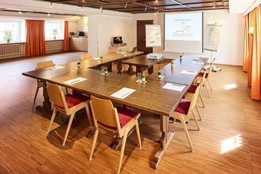 Hochzeitsstube in der Hoftaverne Ziegelböck mit U-Form Bestuhlung Beamer Flipchart und Tageslicht für Seminare und Meetings