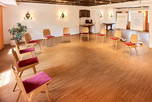 hochzeitsstube in der hoftaverne ziegelboeck mit sesselkreis bestuhlung fuer workshops seminare und gruppenarbeiten