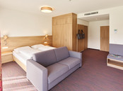 Großzügiges Junior-Suite-Zimmer mit Doppelbett und Sitzbereich