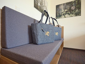 Sitzbank mit Taschen im Zimmer der Junior Suite