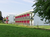 Neubau-Fassade mit Junior-Suite-Zimmern und Balkonen