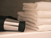 Handtücher und Föhn im Badezimmer der Komfortzimmer S