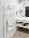 Modernes Badezimmer im Komfortzimmer S mit Spiegel und Handtuchtrockner