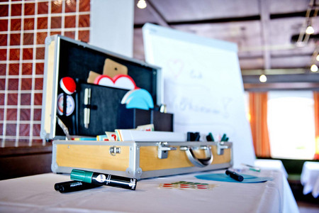 moderatorenkoffer mit seminarequipment und flipchart in der hoftaverne ziegelboeck fuer seminare workshops und tagungen
