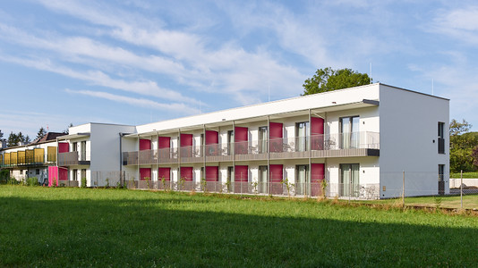 Modernes Gästehaus der Hoftaverne Ziegelböck in Vorchdorf mit Zimmer für Seminargäste und Balkonen ins Grüne