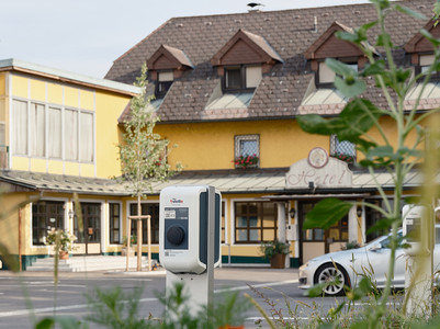 E Ladestation auf dem Parkplatz der Hoftaverne Ziegelböck in Vorchdorf vor dem Hotel für Seminar Gäste mit Elektroauto