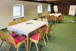 seminarraum in der hoftaverne ziegelboeck mit tageslicht workshop bestuhlung und flipchart fuer seminare und tagungen