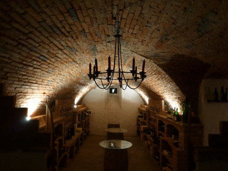 stimmungsvoller Weinkeller der Hoftaverne Ziegelböck mit Gewölbedecke Kerzenleuchter und Weinregalen für Weinverkostung nach dem Seminar