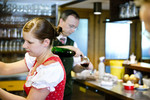 Wirtshaus-Team der Hoftaverne Ziegelböck in Vorchdorf bei der Arbeit hinter der Theke